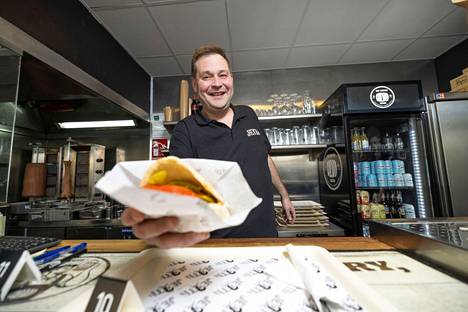 Jethro Rostedt on viime aikoina nähty usein Espanjassa, jossa toimii hänen nimeään kantava kebab-ravintola. Rostedt ei ole suostunut paljastamaan minne hän on muuttamassa Turusta.