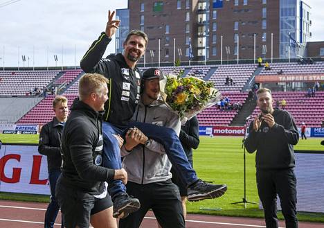 Toni Kuusela ja Lassi Etelätalo kantoivat uransa päättäneen Antti Ruuskasen kultatuolissa maaliin Ratinan stadionilla.