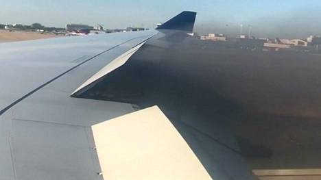 Matkustajakoneen moottori syttyi tuleen pian nousun jälkeen Atlantassa, matkustajat kuvasivat tilannetta videolle