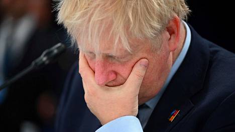 Britannian pääministeri Boris Johnson oli Suomen ja Ruotsin turvatakuissa asiantuntijan mukaan poliittisen takuumiehen roolissa. Kuvassa Johnson osallistui sotilasliitto Naton kokoukseen Madridissa kesäkuussa.
