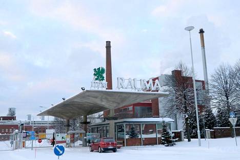 UPM:n Rauman-paperitehdas ja Rauman Biovoiman voimalaitos.