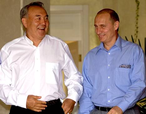 Kazakstanin presidentti Nursultan Nasarbajev ja Venäjän presidentti Vladimir Putin tapasivat Kaspianmeren rannikkokaupunki Aktaussa vuonna 2002.