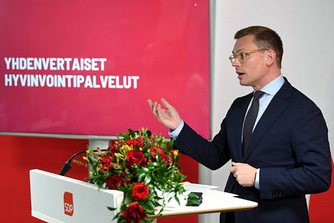 Sdp:n puoluesihteeri Antton Rönnholm tiedostustilaisuudessa vuonna 2021.