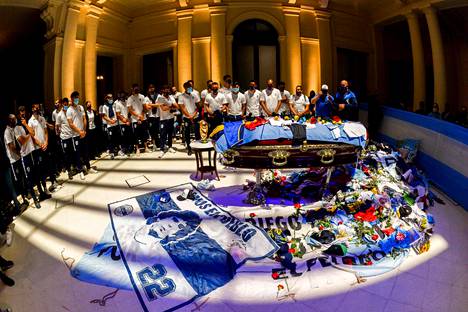 Diego Maradonan ruumisarkku oli ennen hautajaisia Argentiinan presidentin linnassa.