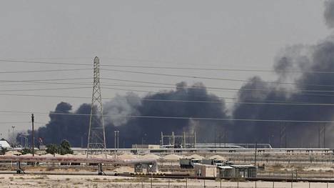 Saudi-Arabian Abqaiqissa sijaitsevasta öljynjalostamosta nousi savua lennokki-iskujen jälkeen.