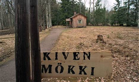 Tuusula-seuran mielestä Aleksis Kiven mökki on nykyisin pienempi kuin Kiven kuollessa.