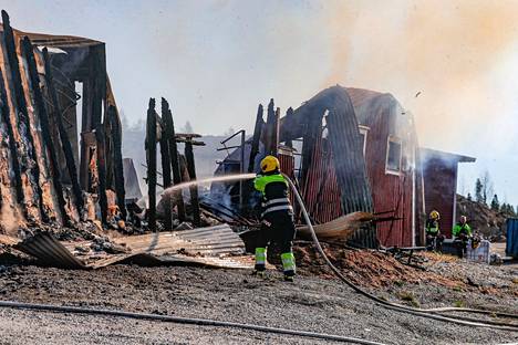 Pelastuslaitos sammutti teollisuusrakennuksen paloa Parkanossa lauantaina. 