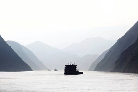 Laivat purjehtivat Jangtsejoella Badongin piirikunnan lähettyvillä vuonna 2012.