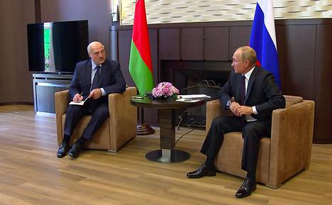 Valko-Venäjän presidentti Aljaksandr Lukašenka teki kuuliaisesti muistiinpanoja, kun Venäjän presidentti Vladimir Putin puhui hänelle tapaamisessa tiistaina 14. syyskuuta.