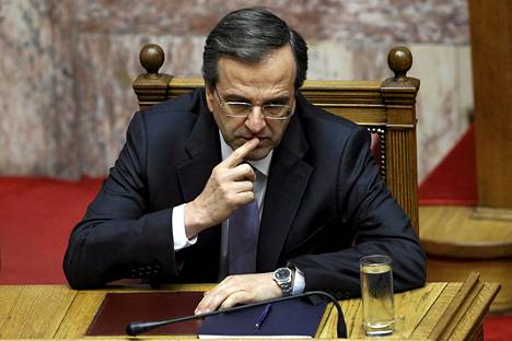 Kreikan pääministeri Antonis Samaras puhui uusista kriisitoimista perjantaina Kreikan parlamentissa Ateenassa.