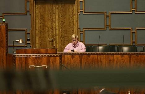 HS:n tietojen mukaan keskusta aikoo yhdessä opposition kanssa vaatia muun muassa kahden pykälän poistoa luonnonsuojelulaista. Kuvassa keskustan puheenjohtaja Annika Saarikko.