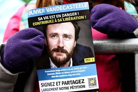 Mielenosoittaja pitelee mainoslehtistä, jossa on kuva belgialaisesta Olivier Vandecasteelesta. Hänen vapauttamisensa puolesta protestoitiin Brysselissä tammikuussa.