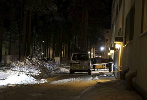 Poliisi käytti Oulussa ampuma-asetta teräaseella aseistautuneen henkilön pysäyttämiseksi.