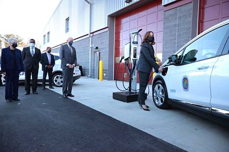 Varapresidentti Kamala Harris osallistui sähköauton latausaseman avajaisiin Marylandin Brandywinessä joulukuussa. Hän oli edistämässä Bidenin hallinnon sähköistetyn liikenteen edistämisohjelmaa.