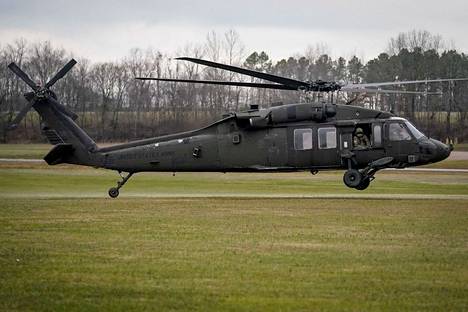 Kadonnut japanilaishelikopteri oli UH-60 -mallia. Kuvan helikopteri kuuluu Yhdysvalloille.