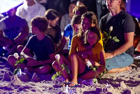 Ihmiset osallistuivat Champlain Towers -rakennuksen romahduksessa kadonneiden ja kuolleiden rukoushetkeen Miami Beachillä Floridassa keskiviikkona.