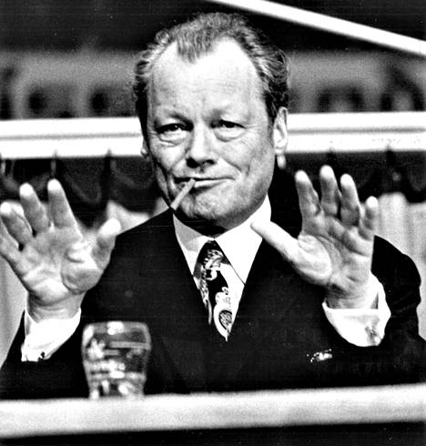 Willy Brandtia hymyilyttää komean vaalivoiton jälkeen. Sisäpolitiikkaa koskevien erimielisyyksien tuulettamisen uskotaan kuitenkin alkavan pian Brandtin puolueessa.