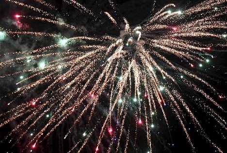 Ilotulitteita uudenvuoden kunniaksi 31. joulukuuta 2021 Lauttasaaressa Helsingissä. 