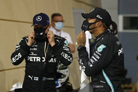 Mercedeksen Lewis Hamilton (oik.) tallikaveri Valtteri Bottas vierellään Bahrainin GP:n aika-ajojen jälkeen.
