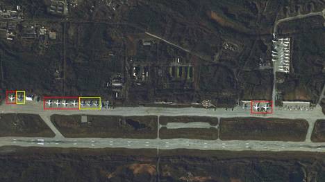 Спутниковые фотографии авиабазы Оленья на Кольском полуострове, сделанные 7 октября. Красным помечены бомбардировщики Ту-160, жёлтым - Ту-95. Фото: Planet Labs