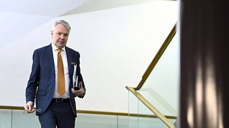 Ulkoministeri Pekka Haavisto kuvattiin toukokuussa matkalla ulkoasiainvaliokunnan kuultavaksi.
