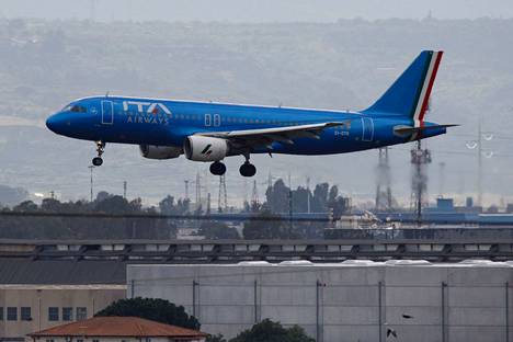 Lentoyhtiö ITA Airwaysin lentokone Catanian lentoasemalla Sisiliassa. 