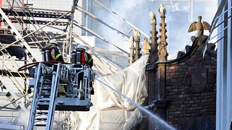 Remontinaikaiset suojahuputukset voivat roihauttaa suurpalon kerrostalossa – Tukholman jättipalon kaltainen onnettomuus voisi tapahtua myös Suomessa, sanoo asiantuntija