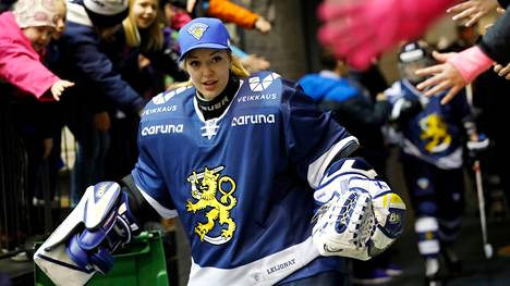 Jääkiekko | Eveliina Mäkinen tähtää olympialaisiin ja kehuu miestään, joka lopetti oman kiekkouransa fiksusti jo 26-vuotiaana