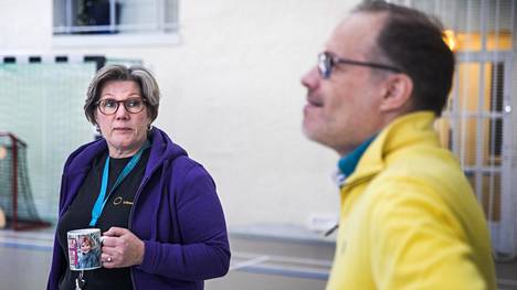 Liikuntapaikanhoitaja Jaana Virtanen piti kahvitaukoa, kun maanantaina palveluiden päälliköksi vt. liikuntajohtajasta muuttunut Petteri Huurre kävi Katajanokan liikuntahallissa katselemassa paikkoja.