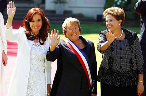 Chilen presidentti Michelle Bachelet (kesk.) vannoi  virkavalansa maaliskuussa 2014. Paikalla olivat myös Argentiinan presidentti  Cristina Fernández de Kirchner (vas.) ja Brasilian presidentti Dilma Rousseff (oik.).