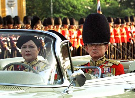 Kuningas Bhumibol Adulyadej ja kuningatar Sirikit tarkastivat kunniakomppanian Bangkokissa joulukuussa 1997.
