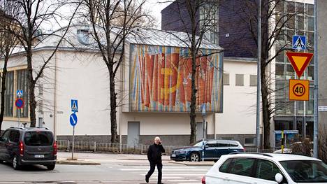 Venäjän tiede- ja kulttuurikeskuksen seinällä on mosaiikki, jossa on vasara ja sirppi. Keskus sijaitsee Nordenskiöldinkadulla Helsingin Töölössä.
