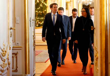 Itävallan konservatiivipuolue ÖVP:n johtaja Sebastian Kurz saapui tapaamaan presidentti Alexander Van der Bellenia torstaina 2. tammikuuta.