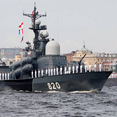 Venäläinen ohjusvene Tšuvassia ja sukellusvene Dmitrov kuvattiin Nevajoella Pietarissa viime heinäkuun lopulla Venäjän laivaston vuosipäivän juhlaparaatin aikana.