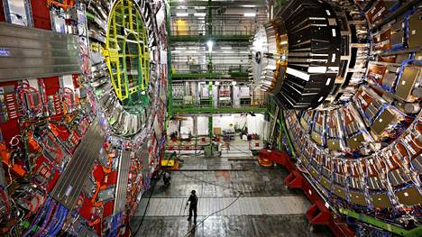 Tältä näytti Cernin nykyisen LHC-törmäyttimen CMS-koeasema, kun se avattiin huollossa vuonna 2013. Laite on maan alla 27 kilometriä pitkän tunnelin varrella.