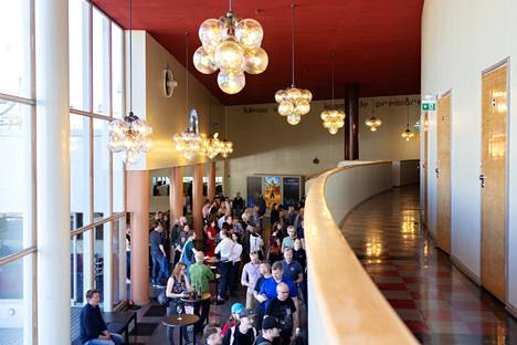 The lobby of Lasipalatsi's Biorex filled up moments before the screening.