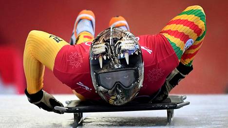 Olympialaisten hienoimmat kypärät eivät löydy jääkiekkomaalivahdeilta, vaan hullunrohkeilta skeleton-laskijoilta, jotka laskevat leuka jääkourua viistäen 120 kilometrin tuntivauhtia