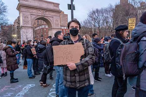 Ihmiset vaativat lauantaina Tyre Nicholsille oikeutta poliisiväkivallan vastaisissa mielenilmauksissa muun muassa New Yorkissa.