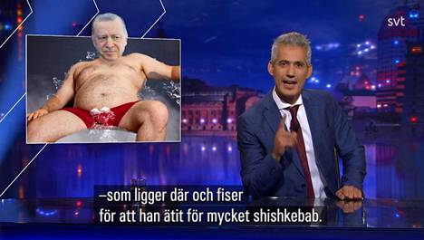 Koomikko Kadir Meral teki pilaa Turkin presidentistä Recep Tayyip Erdoğanista Ruotsin tv:ssä. Kuvakaappaus SVT:ltä.