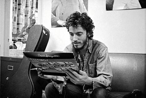 Bruce Springsteen ja ensimmäinen albumi Greetings from Asbury Park, N.J. vuodelta 1973. Lauluntekijä on nyt myynyt vanhojen albumiensa masteroikeudet ja musiikkinsa kustannusoikeudet Sony Musicille ja Sony Music Publishingille.