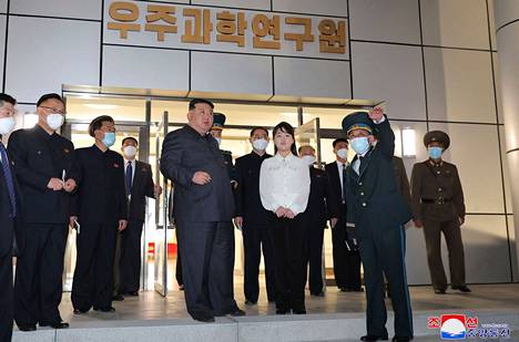Valtionmedian julkaisemissa kuvissa näkyy, miten Kim kiertelee Pohjois-Korean avaruuskeskuksessa tyttärensä kanssa.