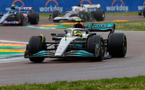 Seitsenkertaisen maailmanmestarin Lewis Hamiltonin kausi on alkanut vaisusti. 