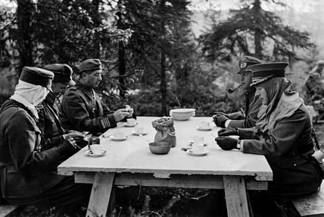 Jatkosota oli syttynyt. Kuvassa neuvonpitoa ennen hyökkäyksen alkua Raatteen tiellä kesä-heinäkuun taitteessa 1941. Oikealla hyttyssuojan alla kenraalimajuri Siilasvuo.