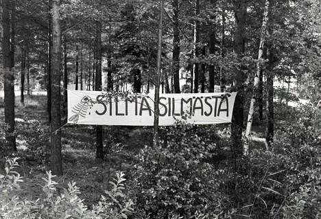 Silmättömät silakat saivat aikaan tiedotussodan teollisuuden ja ympäristönsuojelijoiden välillä Porissa vuonna 1985.