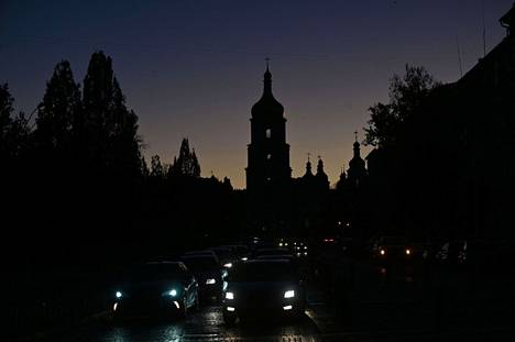 Kiovan keskusta oli sähkökatkojen ja sähkönsäästötoimien vuoksi pimeänä maanantai-iltana.