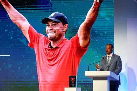 Tiger Woods puhui 9. maaliskuuta 2022 Floridassa, kun hänet nimettiin golfin Hall of Fameen.