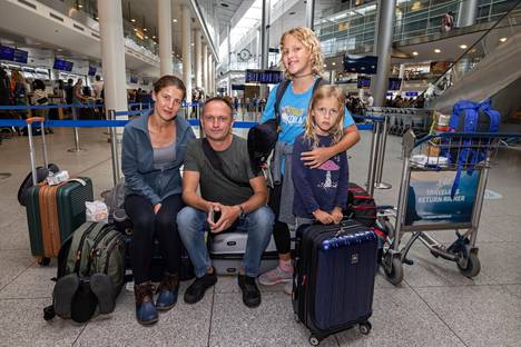 Anna, Dawid, Matylda ja Olga Wojtas olivat tiistaina jumissa Kööpenhaminan lentokentällä, kun SAS-lentoyhtiön lento Yhdysvaltain Newarkiin oli peruttu.
