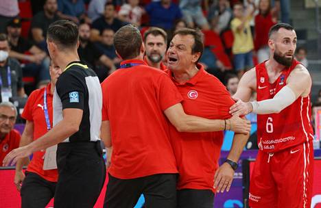 Turkin päävalmentaja Ergin Ataman (oik.) ajettiin ulos Georgia-ottelun jatkoajalla. Cedi Osman (oik.) yritti hillitä valmentajaansa.