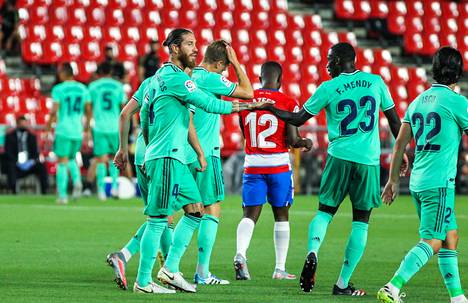 Real Madridin Sergio Ramos ja Alarcon Isco juhlivat maalia Granadaa vastaan.