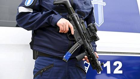 Poliisi | Kajaanin poliisiasemalla ammuttiin konepistoolilla konstaapelia käteen – Syyttäjän mukaan asetta ja patruunoita ei tarkastettu harjoituksessa